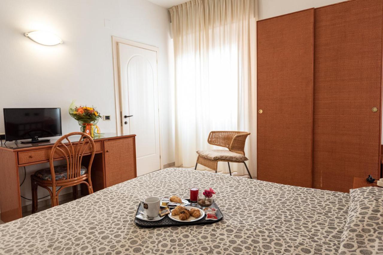 Hotel Il Delfino Сан-Вінченцо Екстер'єр фото